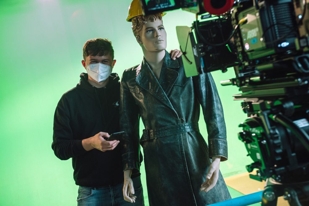 Lauritz Raisch standing next to a mannequin in a Virtual Produciton Studio
